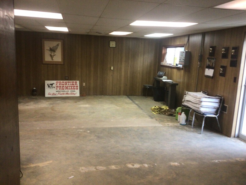 More Photos Of 130 E 11th St, Monticello Specialty For Sale