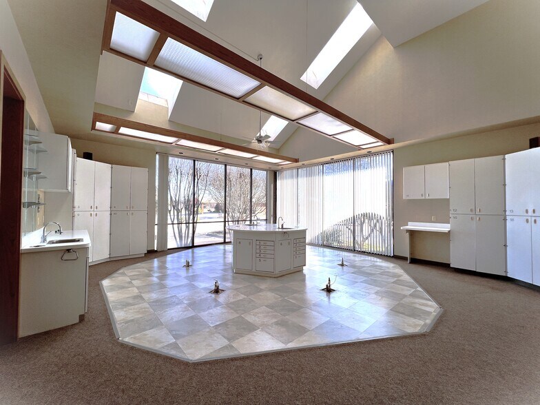 More Photos Of 1231 E Belt Line Rd, Richardson Medical For Lease