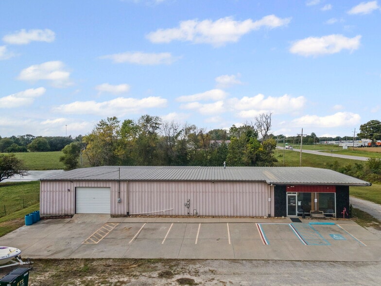 More Photos Of 3160 W Arrow St, Marshall Flex For Sale