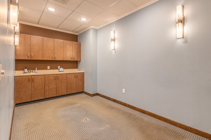 More Photos Of 189 Main Rd, Riverhead Medical For Lease