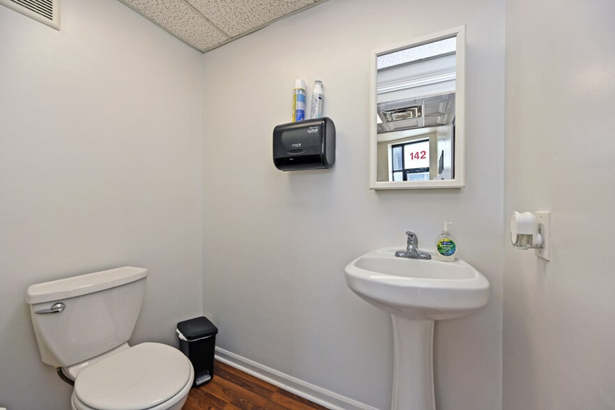 More Photos Of 140-142 W Pike St, Covington Storefront Retail Office For Lease