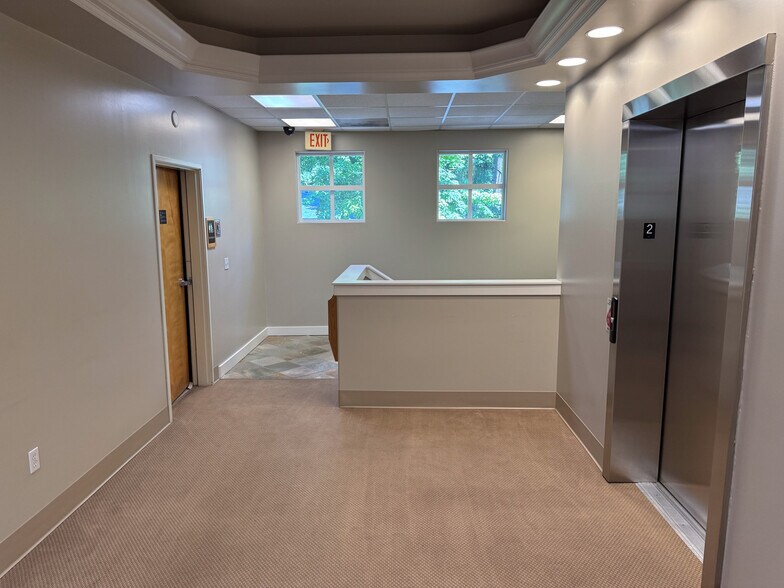 More Photos Of 16001 Quarry Rd, Lake Oswego Office For Sale