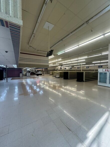 More Photos Of 1600 E 23rd St, Chattanooga Supermarket For Lease
