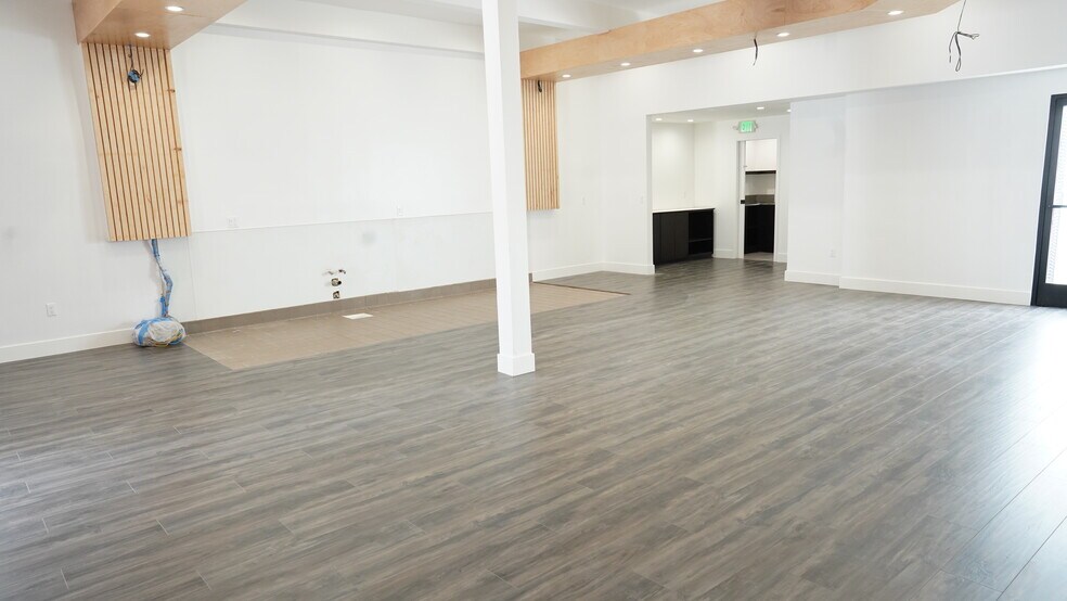 More Photos Of 16616 Ventura Blvd, Encino Restaurant For Lease