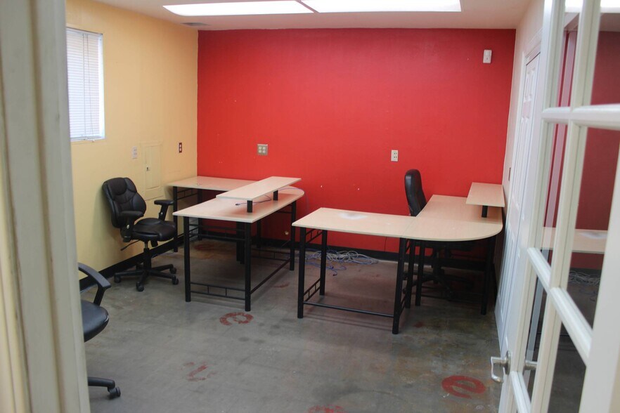 More Photos Of 9196 Ridge Rd, Newcastle Industrial For Lease