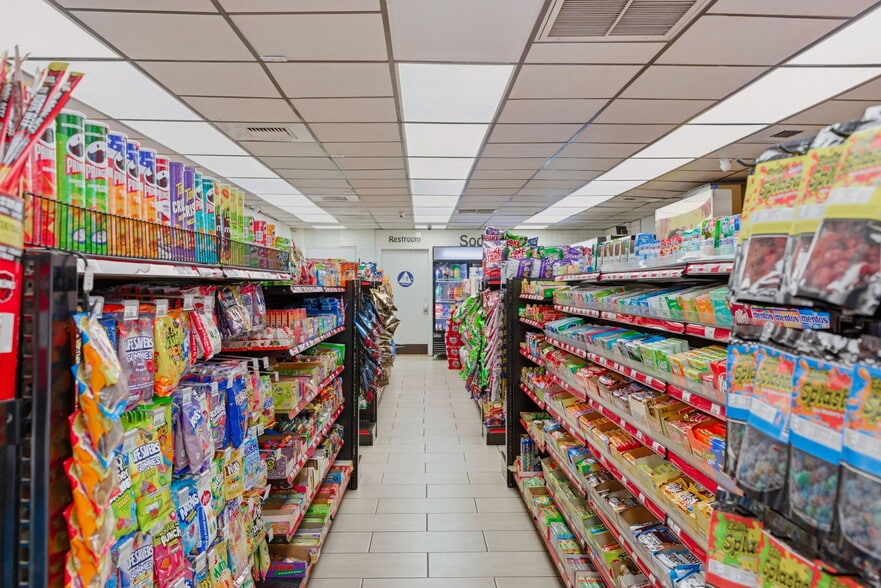More Photos Of 8101 E Brundage Ln, Bakersfield Service Station For Sale