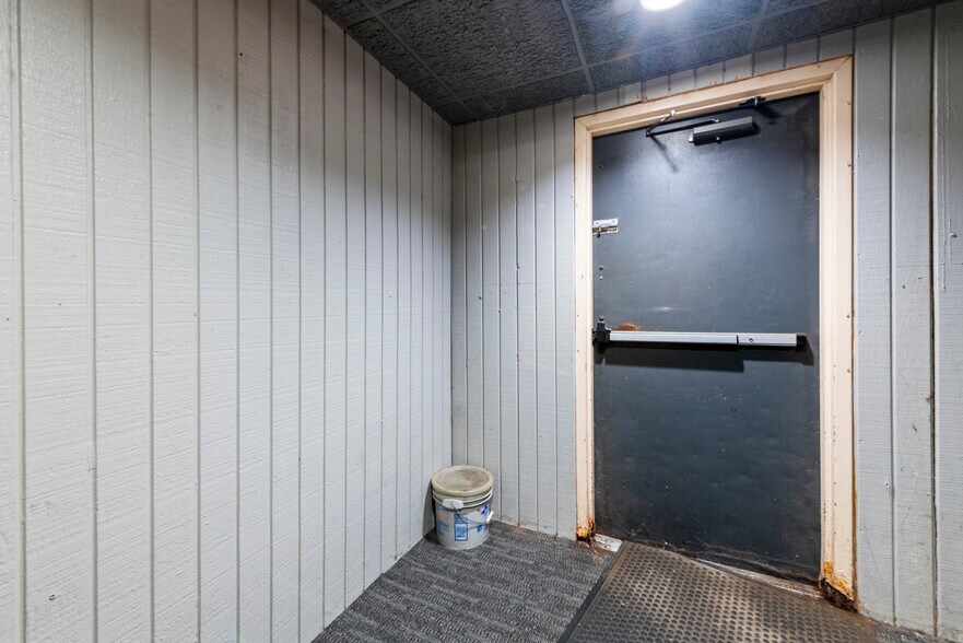 More Photos Of 1090 Rochester Rd, Troy Restaurant For Sale