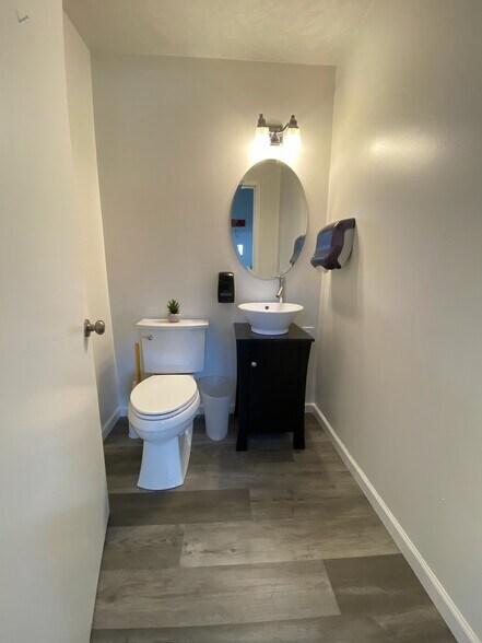 More Photos Of 1909-1911 S Salina St, Syracuse Office For Sale