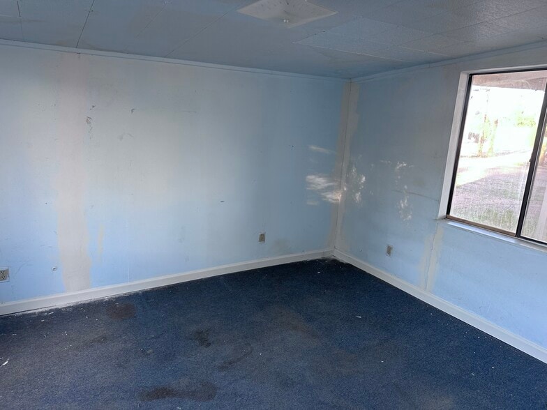 More Photos Of 860 W 4th St, Benson Flex For Sale