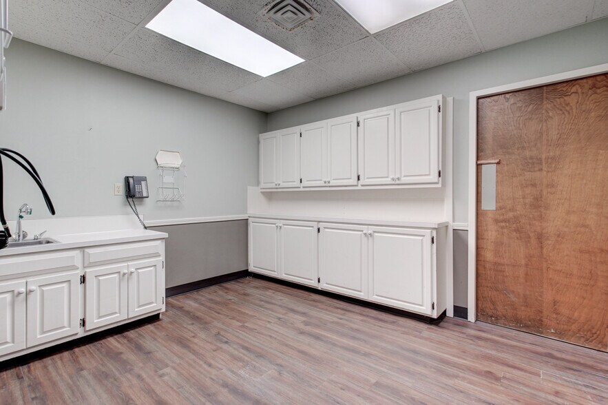 More Photos Of 3100 S Elm Pl, Broken Arrow Medical For Lease