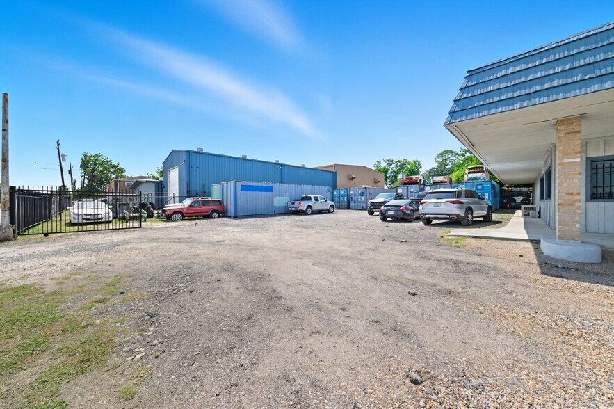 More Photos Of 9129 Irvington Blvd, Houston Warehouse For Sale