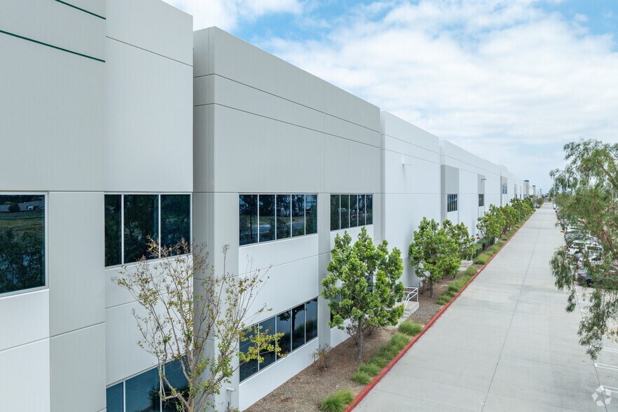 More Photos Of 17820 Slover Ave, Bloomington Warehouse For Lease