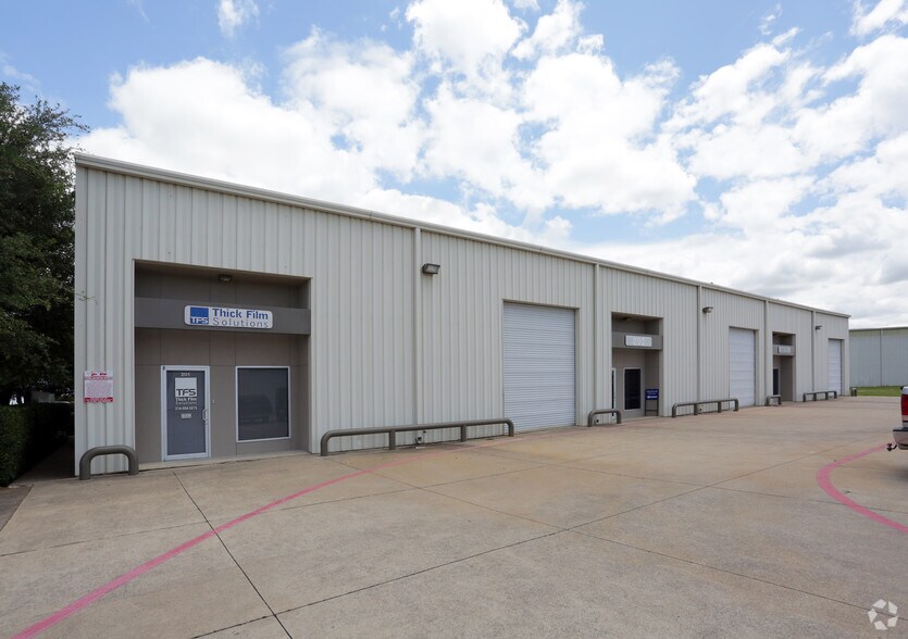 More Photos Of 320 Industrial Blvd, McKinney Distribution For Lease