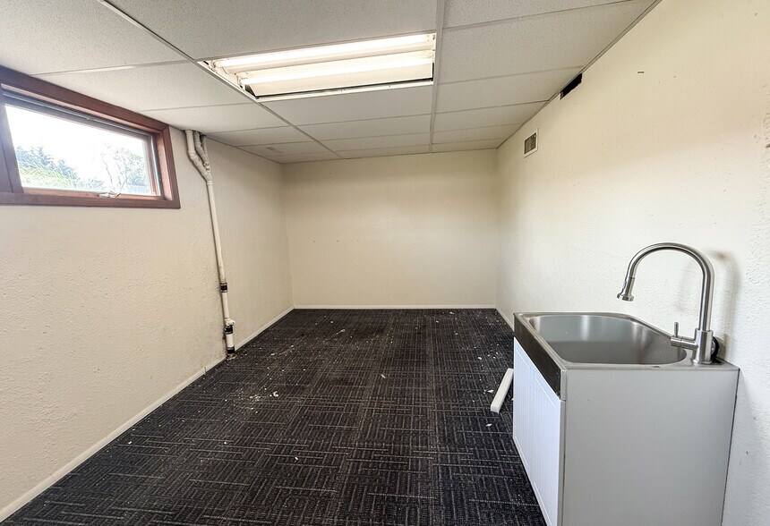 More Photos Of 1711 E 10th St, Sioux Falls Office For Sale