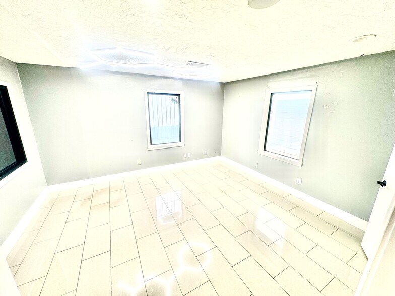 More Photos Of 5638 Star Ln, Houston Auto Dealership For Lease