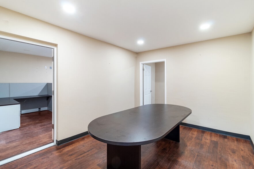 More Photos Of 1902 Pinon Dr, College Station Warehouse For Lease