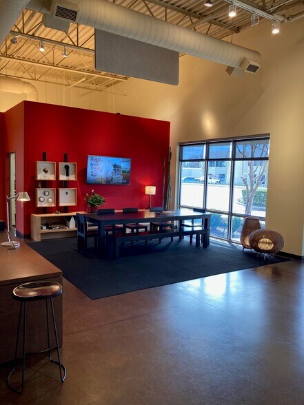 More Photos Of 4300 Marsh Ridge Rd, Carrollton Showroom For Lease