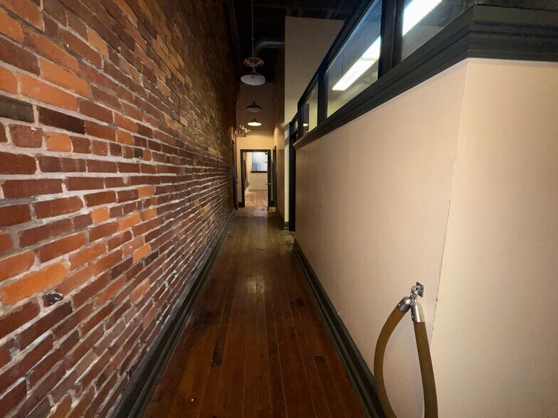 More Photos Of 390 S Main St, Memphis Office For Sale