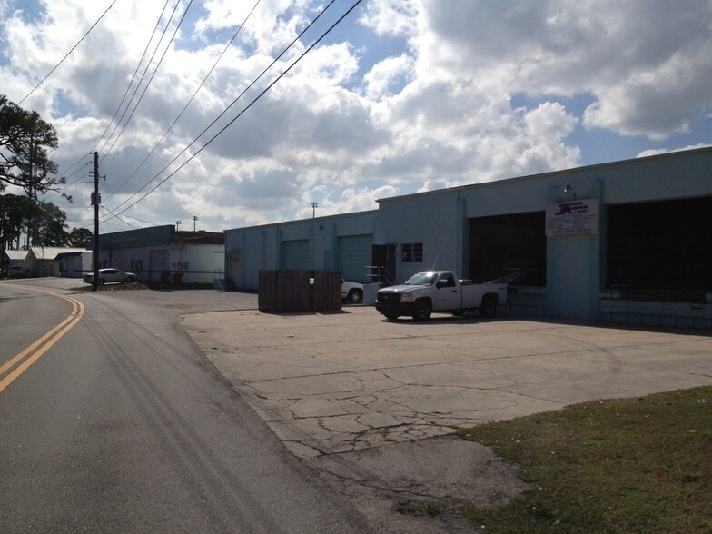 More Photos Of 1638-1644 S Segrave St, South Daytona Truck Terminal For Sale