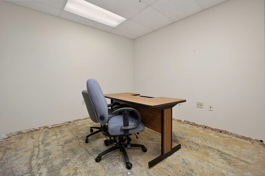 More Photos Of 1400 N Kennedy Ave, Shawnee Office For Sale