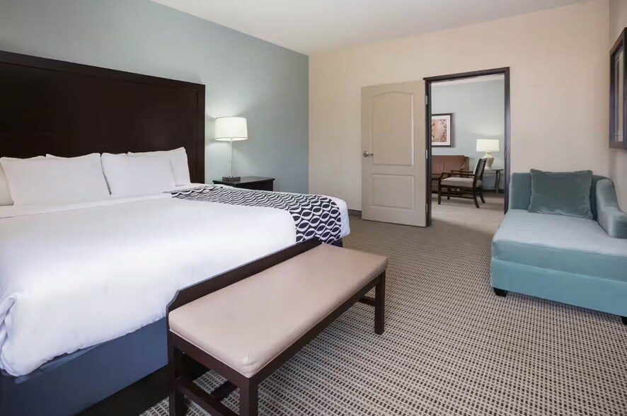 More Photos Of 431 Airport Fwy, Euless Hospitality For Sale