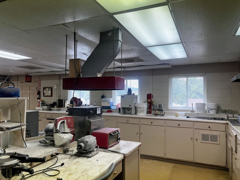 More Photos Of 824 Iowa St, Salem Medical For Sale