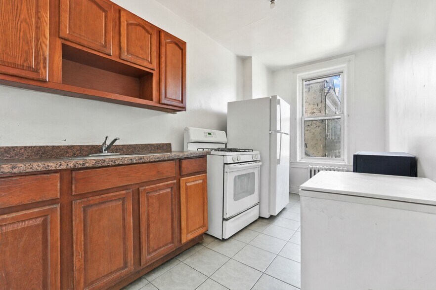 More Photos Of 10617 Jamaica Ave, Richmond Hill General Retail For Sale