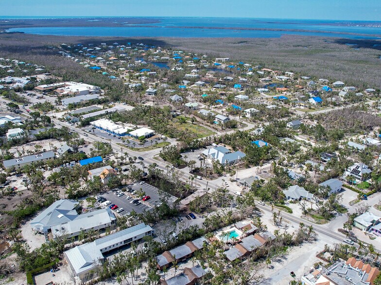 More Photos Of 905 Fitzhugh St, Sanibel Freestanding For Sale