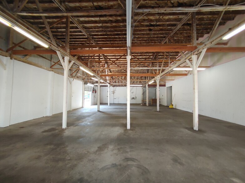 More Photos Of 715 5th St E, Bradenton Warehouse For Lease