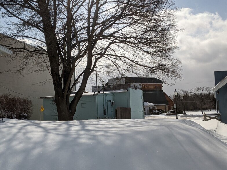 More Photos Of 205 E Central Ave, Mackinaw City Storefront For Lease