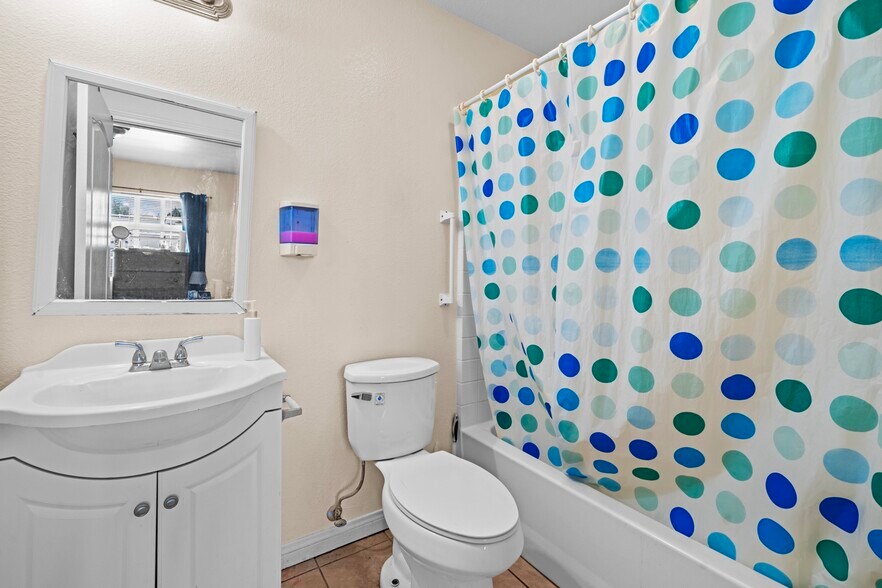 More Photos Of 14203 Sylvan St, Van Nuys Apartments For Lease