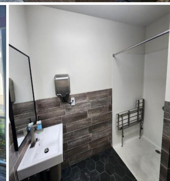 More Photos Of 4011 Avenida de la Plata Dr, Oceanside Manufacturing For Sale