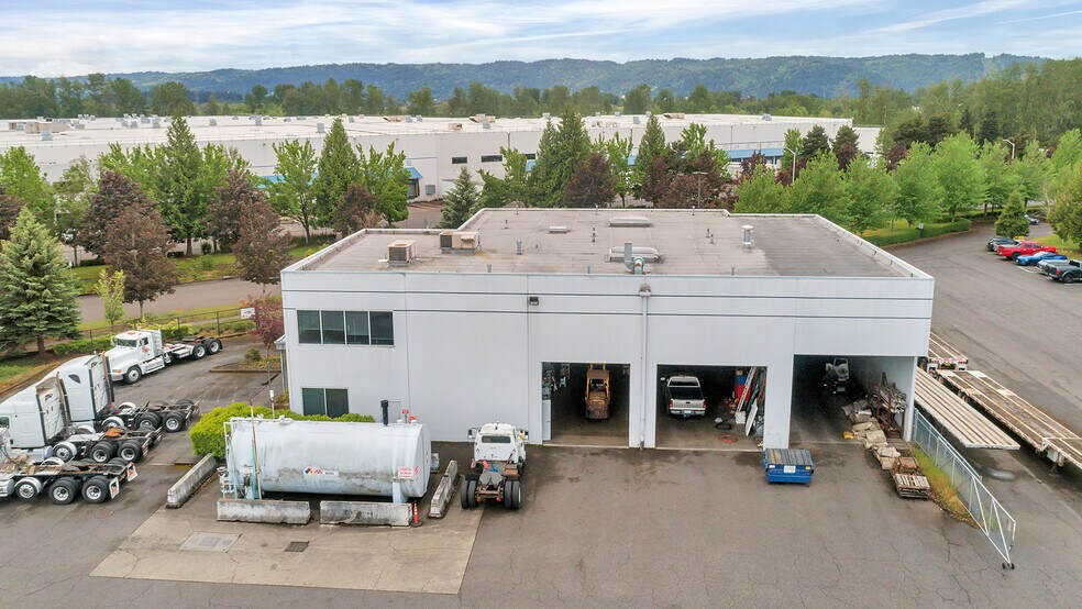 More Photos Of 7025 N Leadbetter Rd, Portland Service For Lease