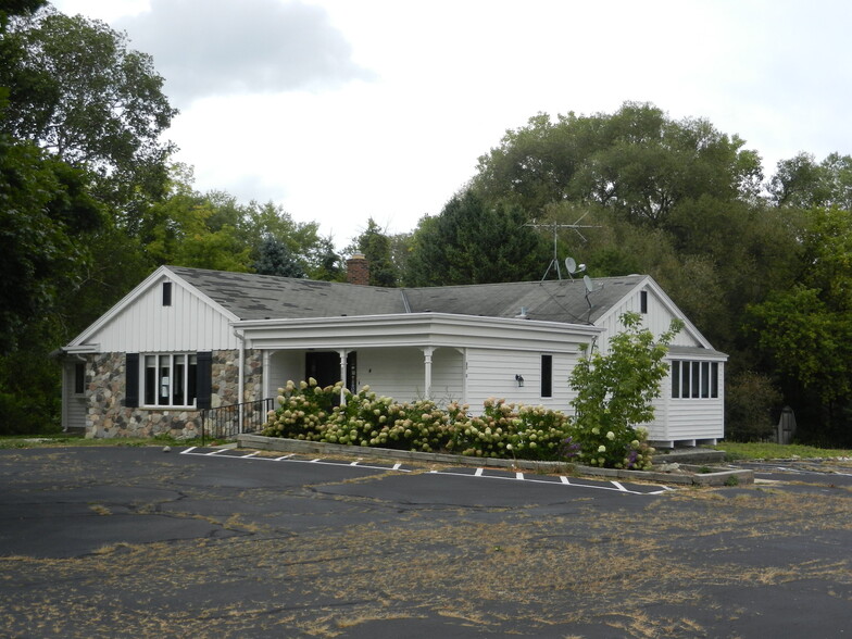 Primary Photo Of 1000 S Spring St, Port Washington Restaurant For Sale