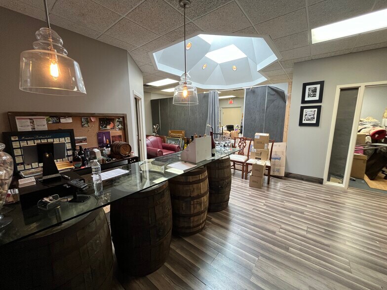 More Photos Of 910 Sherwood Dr, Lake Bluff Light Distribution For Lease