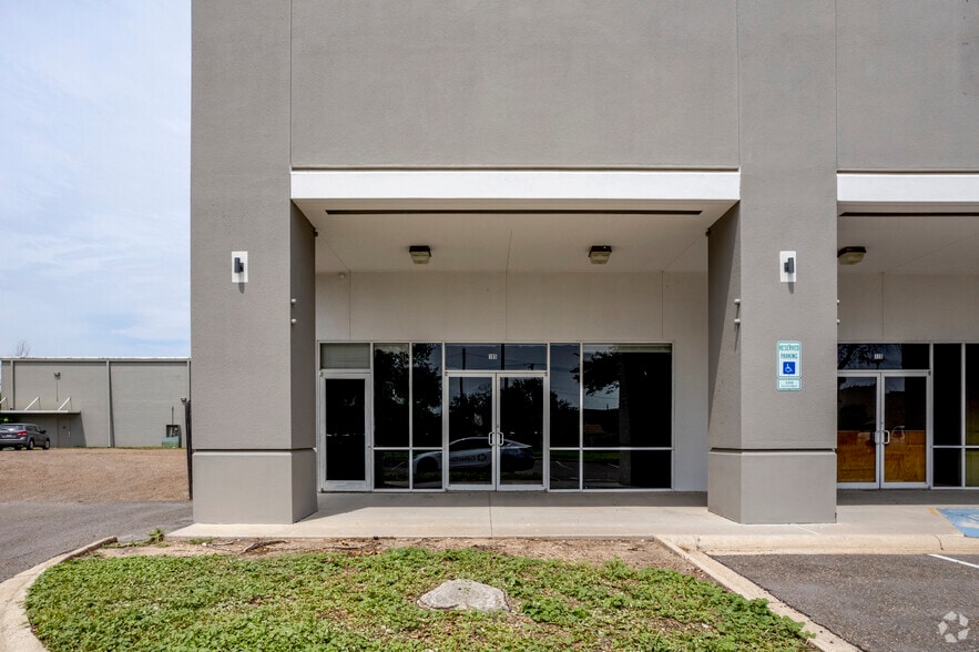 More Photos Of 1800 S Main St, McAllen Unknown For Lease