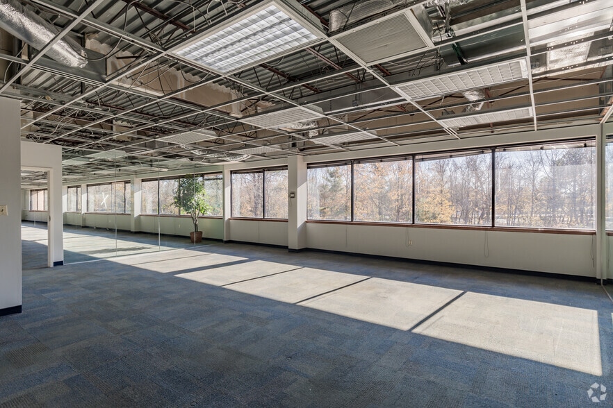 More Photos Of 840 Greenbrier Cir, Chesapeake Office For Lease