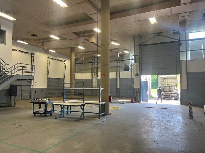 More Photos Of 275 Portsmouth Ave, Stratham Light Manufacturing For Sale