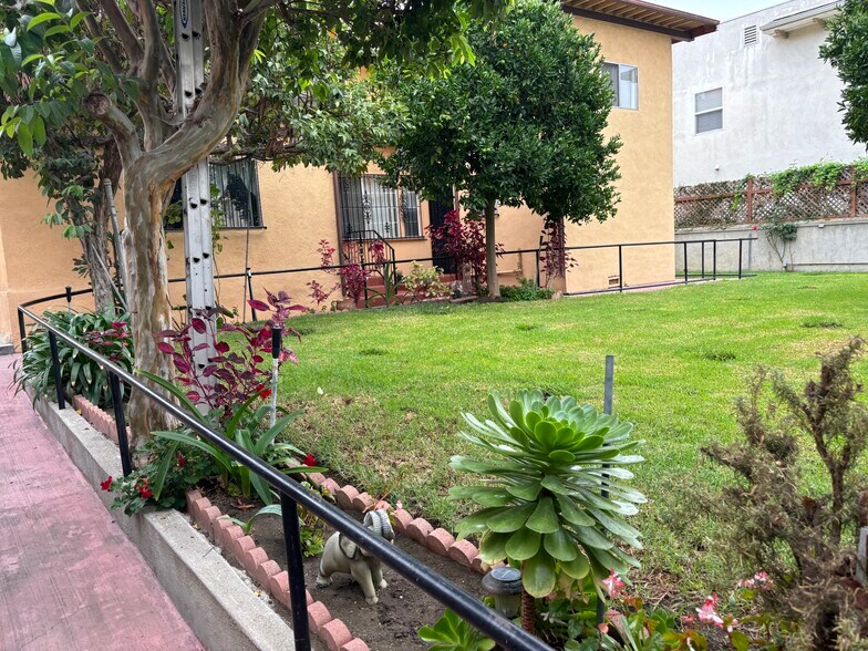More Photos Of 2000 Argyle Ave, Los Angeles Multifamily For Sale
