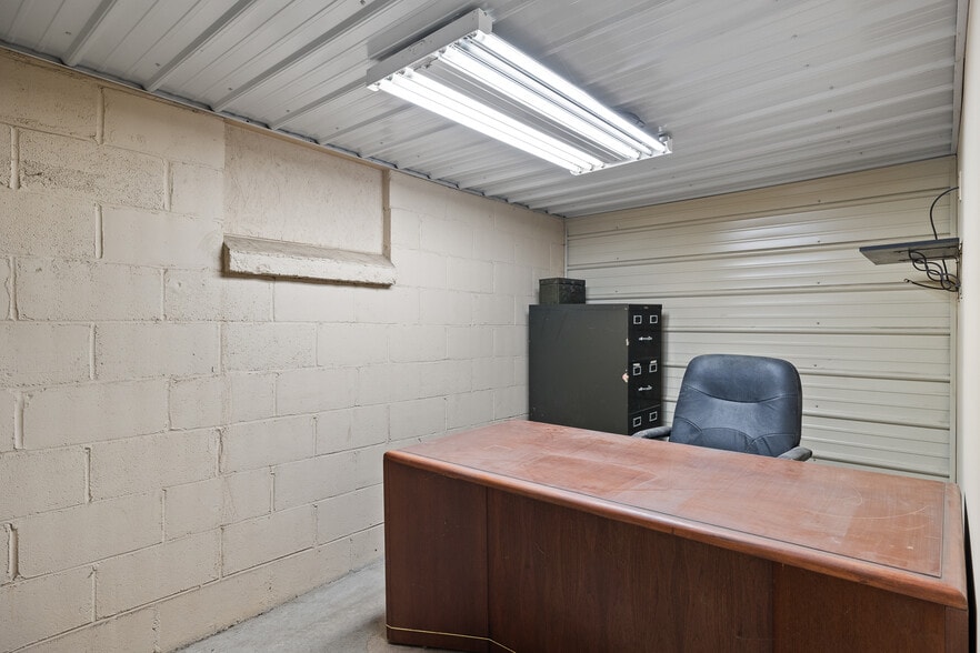 More Photos Of 922 W Fourth St, Mansfield Warehouse For Lease