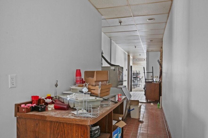 More Photos Of 8432 Noble Ave, Minneapolis Bar For Sale