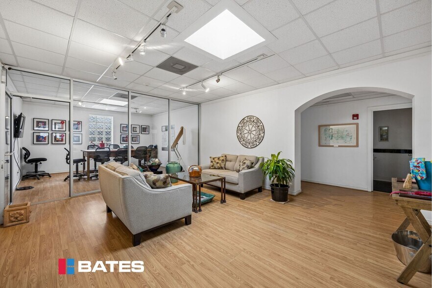 More Photos Of 4819 Vicksburg St, Dallas Showroom For Sale