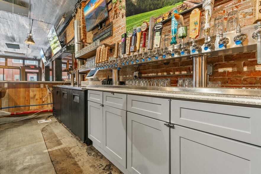 More Photos Of 451 S Thompson Ave, Excelsior Springs Bar For Sale