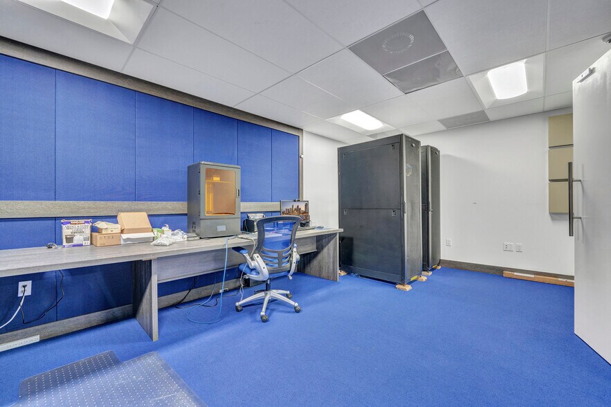 More Photos Of 5465 NW 36th St, Miami Office For Sale