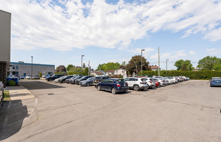 More Photos Of 557 Rue Notre-Dame, Repentigny Office For Sale