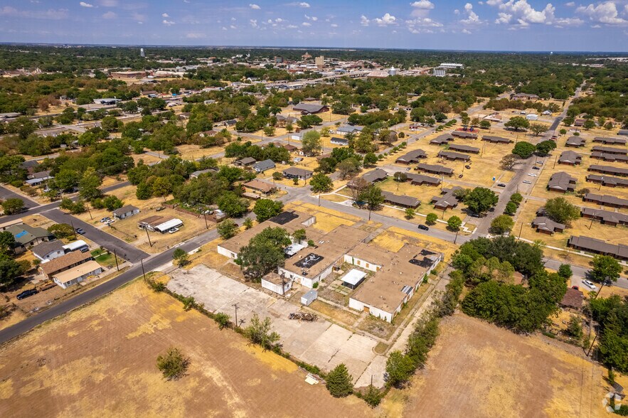 More Photos Of 901 E 16th Ave, Corsicana Apartments For Sale