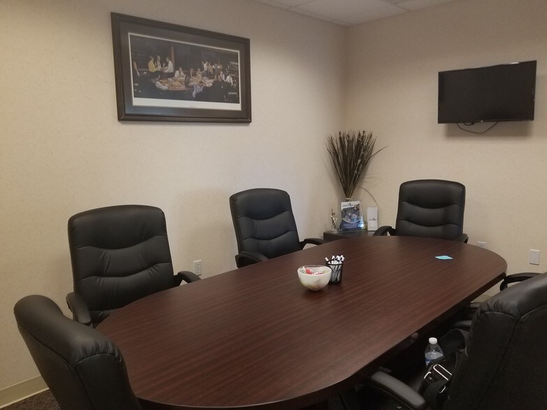 More Photos Of 400 S Broadway St, Lake Orion Office For Lease
