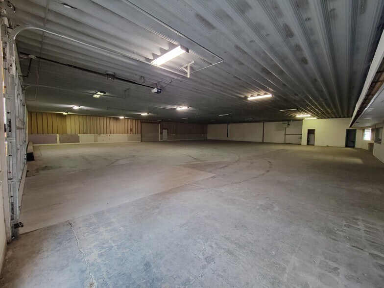 Primary Photo Of 2485 E Highway 163, Pella Warehouse For Lease