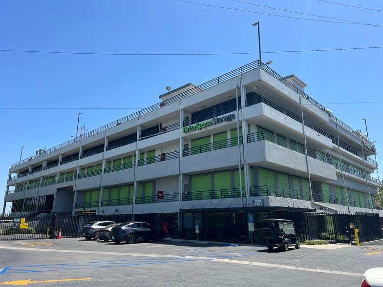 More Photos Of 15500 Erwin St, Van Nuys Warehouse For Lease