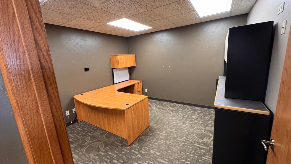 More Photos Of 566 Redbird Cir, De Pere Office For Lease